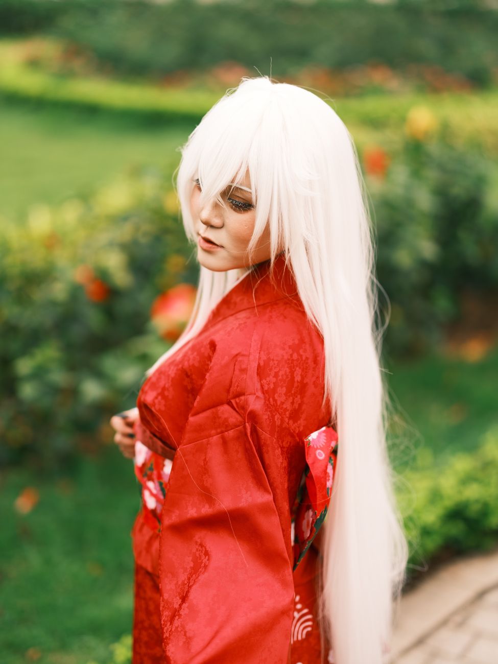 Cosplayer com figurino de kimono vermelho