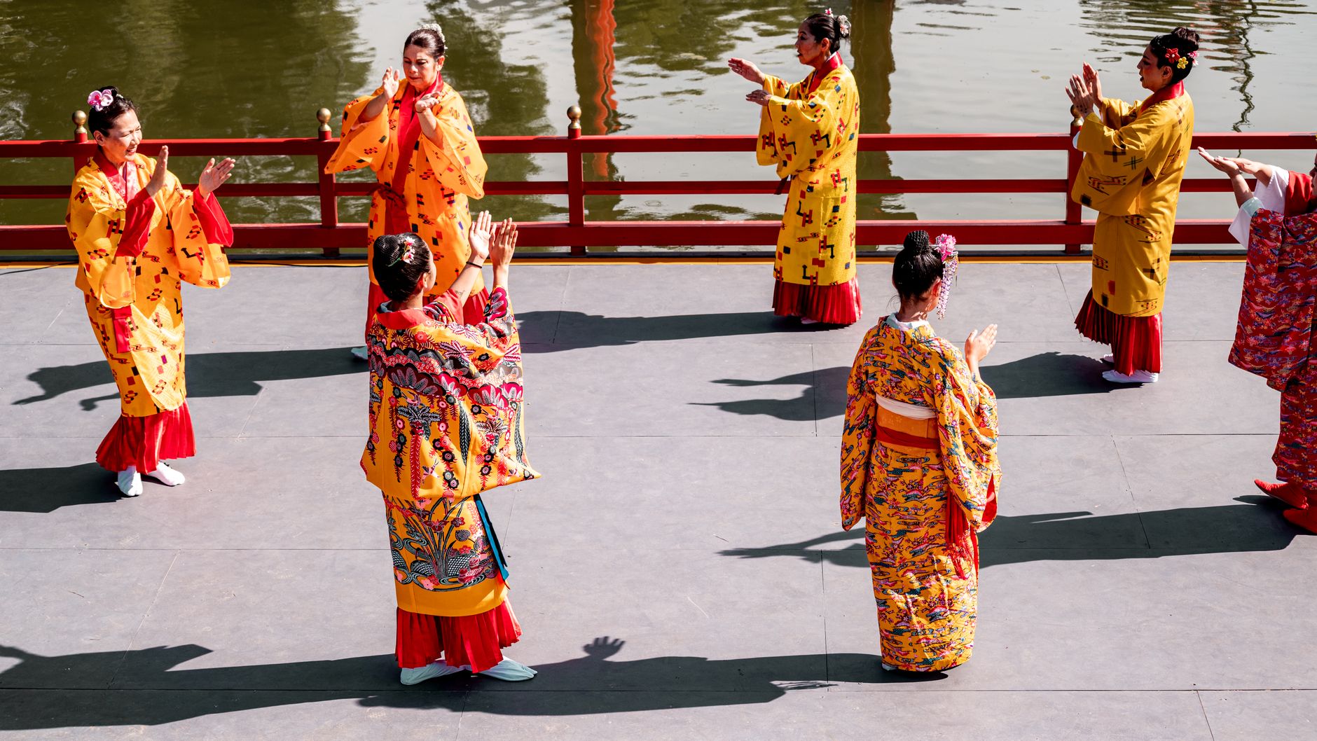 Dançarinas com trajes japoneses em apresentação de festival
