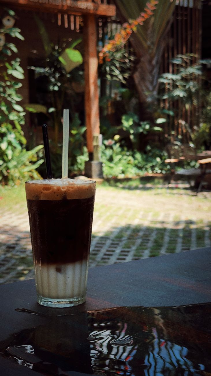 Café gelado servido em mesa de cafeteria
