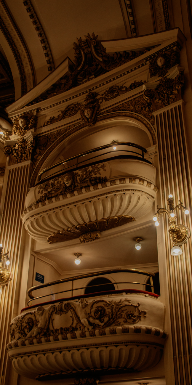 Interior de teatro antigo com camarotes